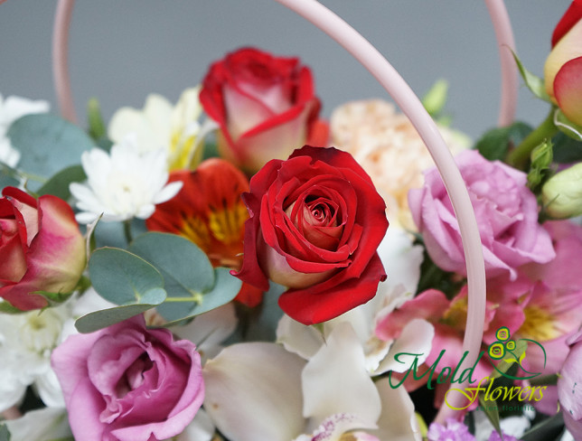 Сумочка с белой маттиолой, розами и эустомой Фото